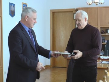 Нововолинського волонтера відзначили подякою голови Волинської ОДА
