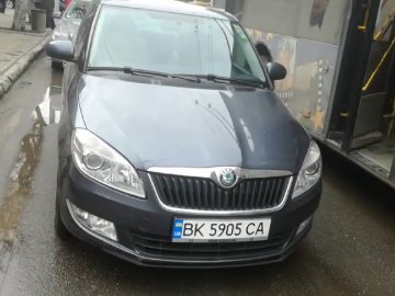У Луцьку «автохами» паркуються на зупинках та пішохідних переходах. ВІДЕО