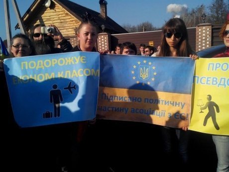 Революціонери приїхали «в гості» до Яценюка. ФОТО. ВІДЕО