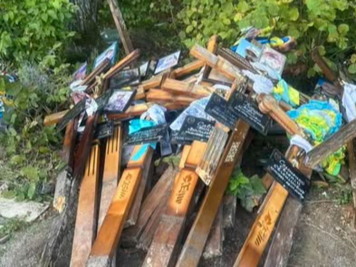 Поблизу лісу викинули хрести та портрети загиблих військовослужбовців: мер Ківерців відреагував на скандал