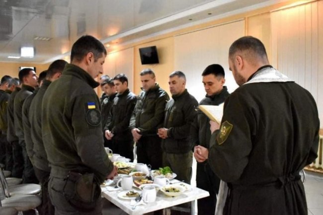 Показали, як українські захисники святкують Різдво. ФОТО