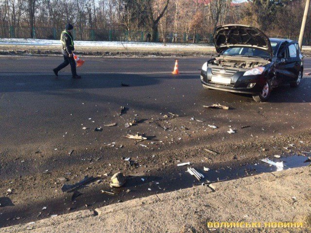У Луцьку на Дубнівській влупились три автівки. ФОТО