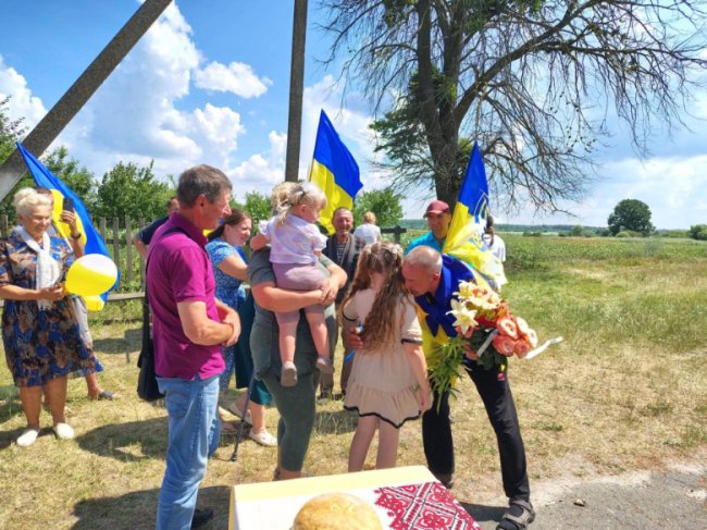 На Волині зустріли звільненого з полону 56-річного воїна Анатолія Лук'янчука