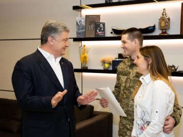 Порошенко купив квартиру військовому, який пробув у полоні 5 років