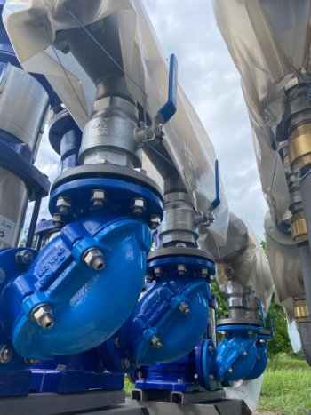 У Луцьку почали встановлювати станції для постачання води на верхні поверхи