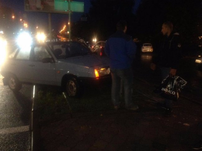 У Луцьку авто на швидкості втаранилося в огорожу