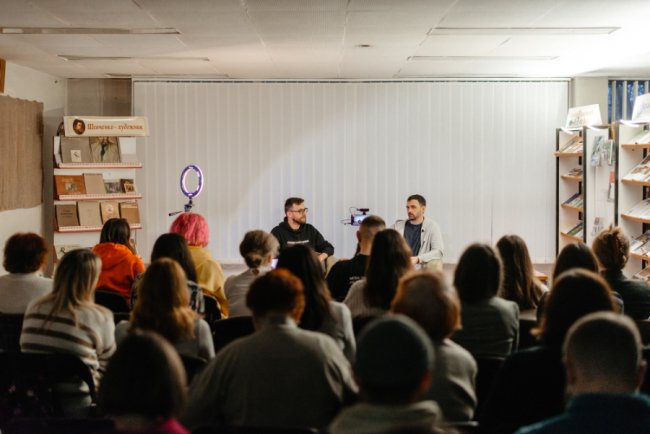 Читали вірші та говорили про життя до і після повномасштабного вторгнення: у Луцьку відбулася зустріч з двома поетами