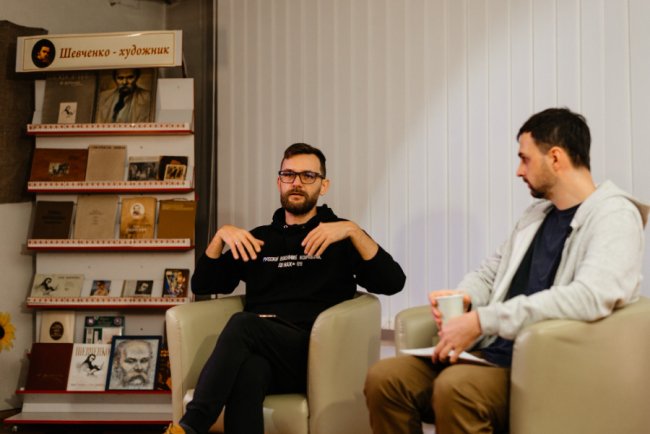 Читали вірші та говорили про життя до і після повномасштабного вторгнення: у Луцьку відбулася зустріч з двома поетами