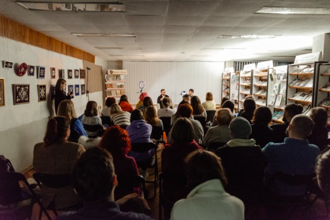 Читали вірші та говорили про життя до і після повномасштабного вторгнення: у Луцьку відбулася зустріч з двома поетами