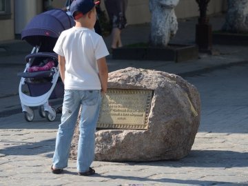 У Луцьку з'явився камінь, який позначає колишню межу міста. ФОТО