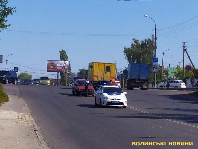 У Луцьку на перехресті зіткнулись авто газової служби та легковик. ФОТО