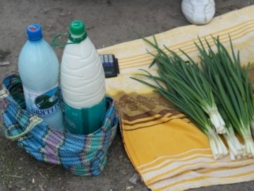 Попри карантин, у центрі Луцька посеред вулиці продавали молоко 