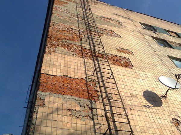 Багатоповерхівки у Луцьку обростають дірками. ФОТО