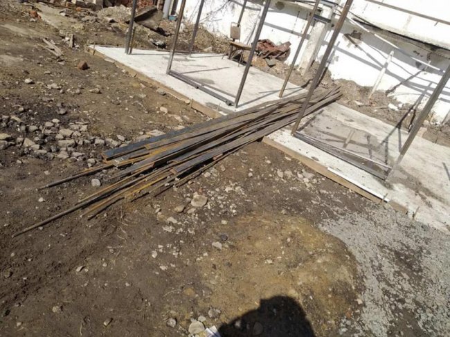 Небайдужих лучан просять зробити вольєри для собак, яких утримує самотня бабуся