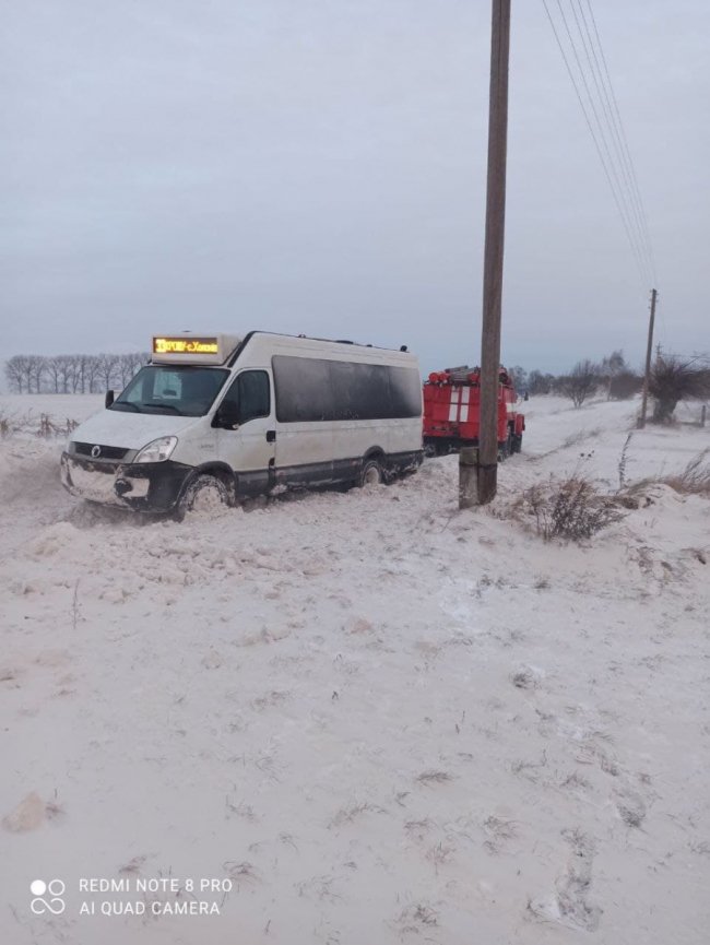 На Волині рятувальники витягнули зі снігового замету рейсовий автобус