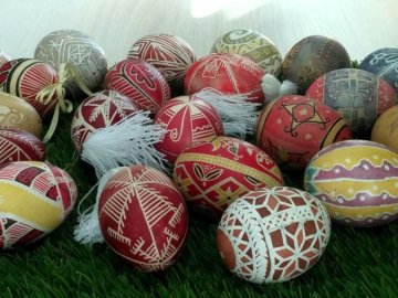 Волинянка навчає використовувати тільки природні барвники для писанок. ВІДЕО