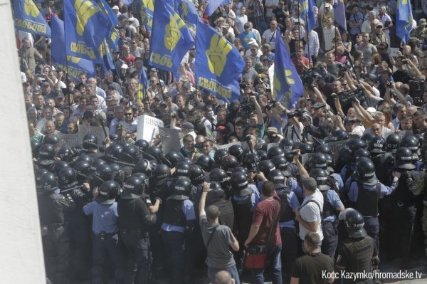 Під стінами ВРУ - сутички. Є поранені серед правоохоронців. ФОТО. ВІДЕО