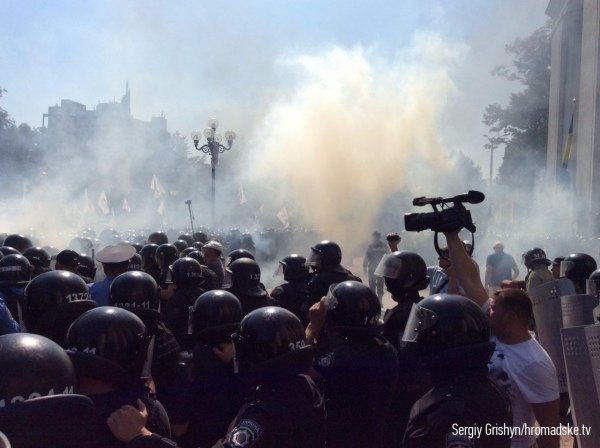 Під стінами ВРУ - сутички. Є поранені серед правоохоронців. ФОТО. ВІДЕО