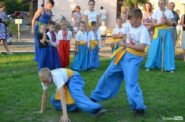 Гопак на битому склі: у Луцьку козачата показали елементи козацького характерництва. ФОТО. ВІДЕО