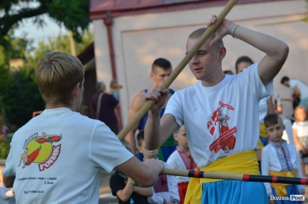 Гопак на битому склі: у Луцьку козачата показали елементи козацького характерництва. ФОТО. ВІДЕО