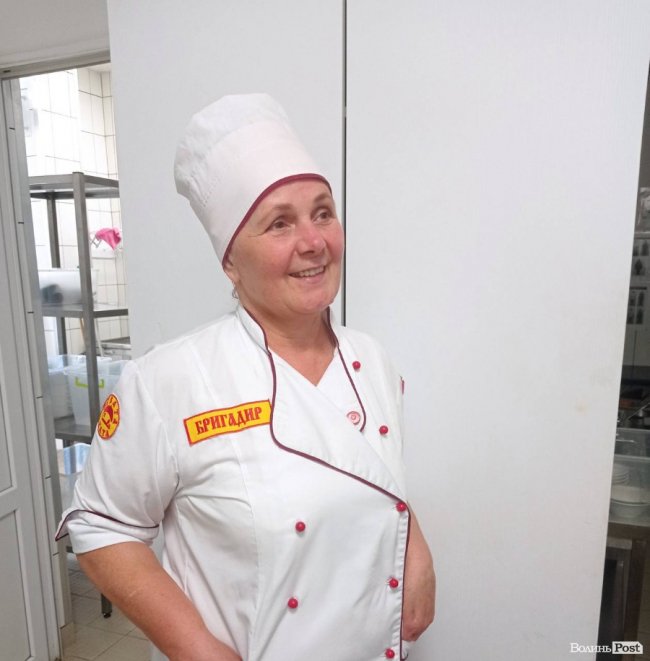 Бригадир зміни та керівниця виробництва Валентина Приступа. Працює у «Пузатій хаті» з моменту відкриття