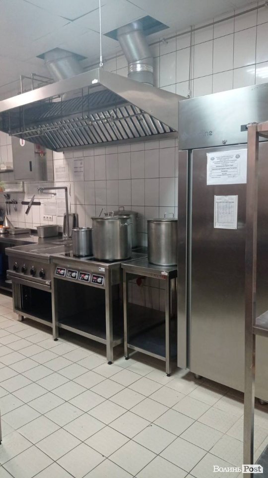 У яких умовах готують і зберігають їжу в «Пузатій хаті»: кухню ресторану показали зсередини. ФОТО