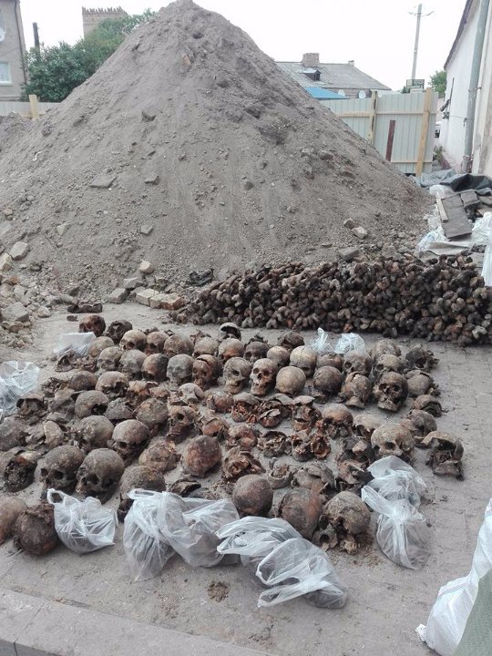 Розкопки масового захоронення розстріляних в'язнів у Луцьку завершили