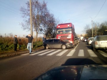 Хотів проскочити: у Луцьку водій легковика спричинив аварію. ФОТО