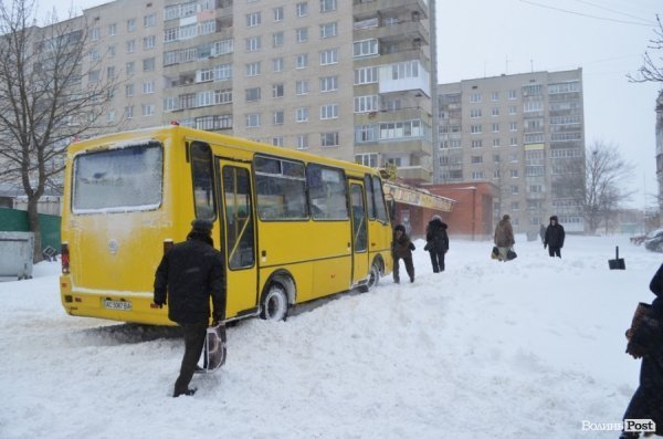 Снігові «страждання» пасажирів Луцька. ФОТО