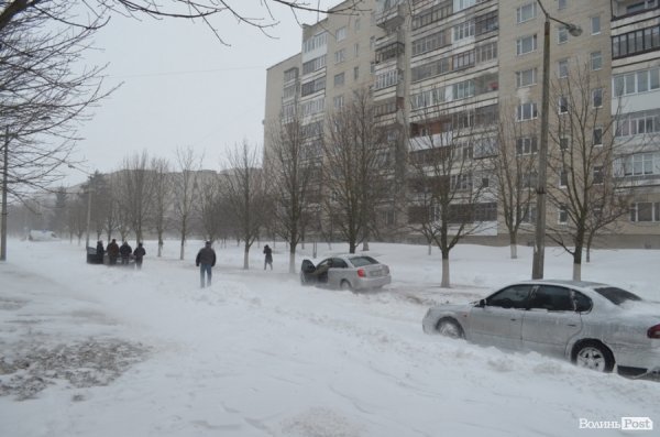 Снігові «страждання» пасажирів Луцька. ФОТО