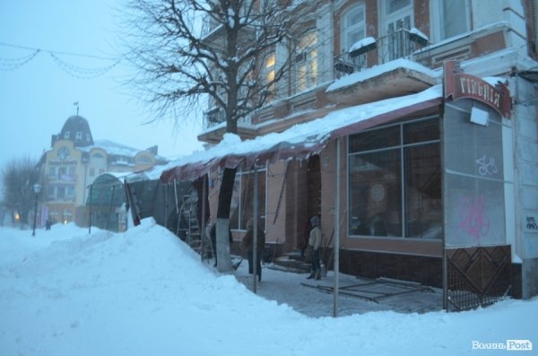 В кафе Гільдія від снігу звалився тент
