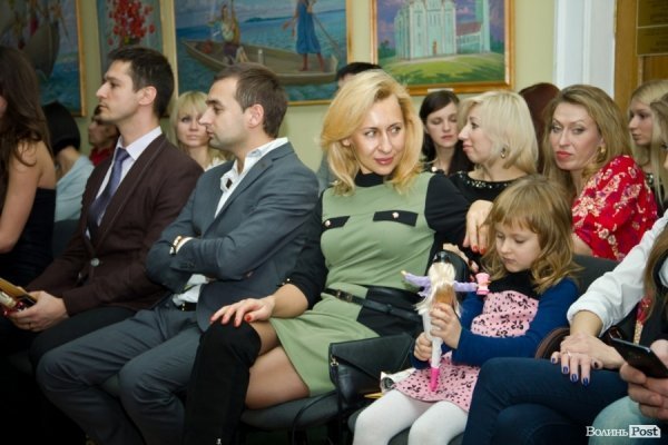 Дочка колишнього мера Луцька Антона Кривицького  - Тетяна Кривицька. Поруч з нею - власник турагенції ТУР Андрій Оленицький