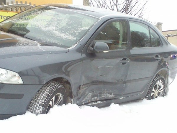 Аварія у Луцьку: мікроавтобус «влетів» у легковик. ФОТО