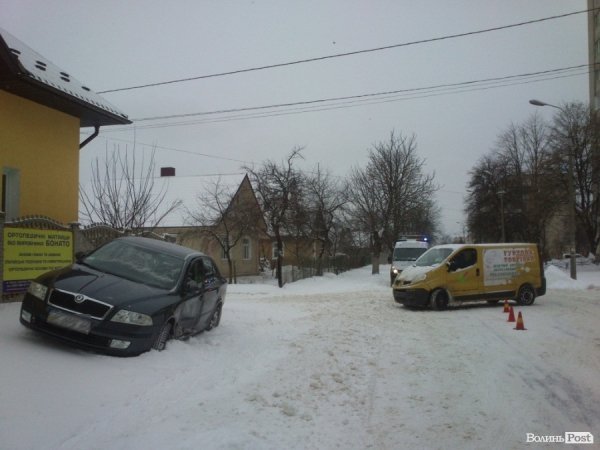 Аварія у Луцьку: мікроавтобус «влетів» у легковик. ФОТО