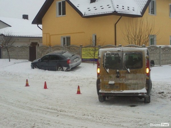 Аварія у Луцьку: мікроавтобус «влетів» у легковик. ФОТО