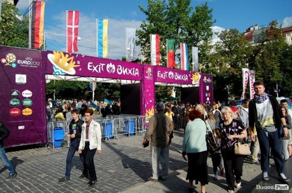 Як у Львові вболівали за Україну в матчі з Францією. ФОТО