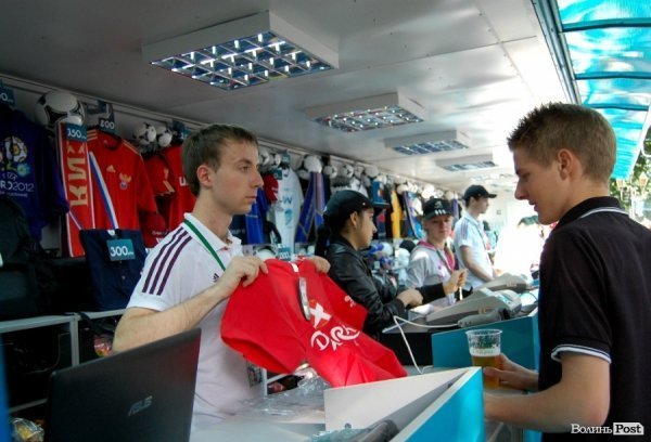 Як у Львові вболівали за Україну в матчі з Францією. ФОТО