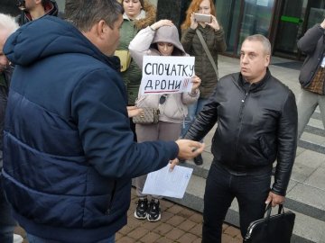 «Спочатку дрони, потім стадіони»: під Волинською ОВА – акція