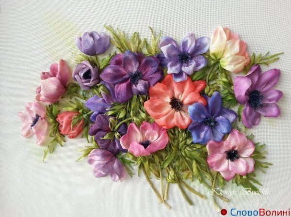 Унікальні квіти з шовкових стрічок. ФОТО