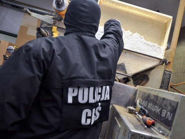 У Польщі ліквідували нелегальні тютюнові фабрики, на яких працювали українці. ФОТО
