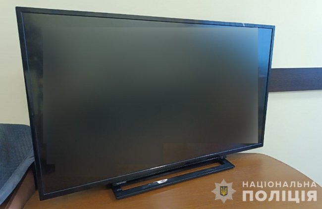 Жінка перебуває за кордоном: на Волині чоловік пошкодив вікно і пограбував будинок односельчанки