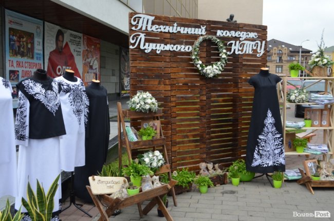 Від мініатюрних тістечок до величезних гойдалок: у центрі Луцька – свято професійної освіти. ФОТО