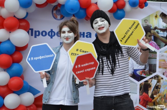 Від мініатюрних тістечок до величезних гойдалок: у центрі Луцька – свято професійної освіти. ФОТО