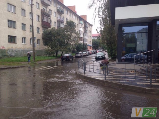 У Луцьку біля школи з-під землі б’є фонтан