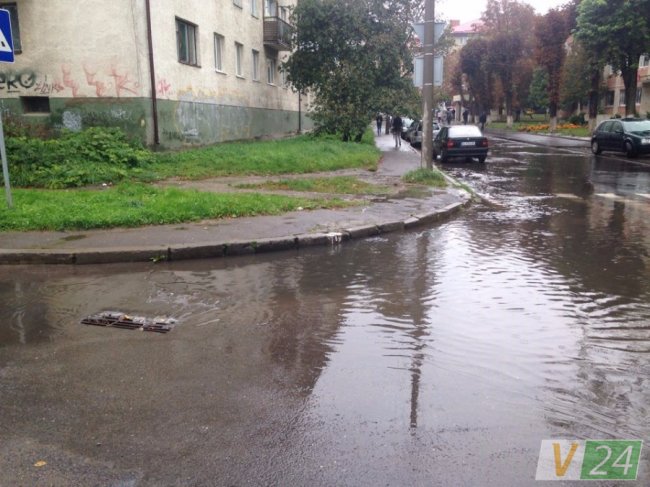 У Луцьку біля школи з-під землі б’є фонтан