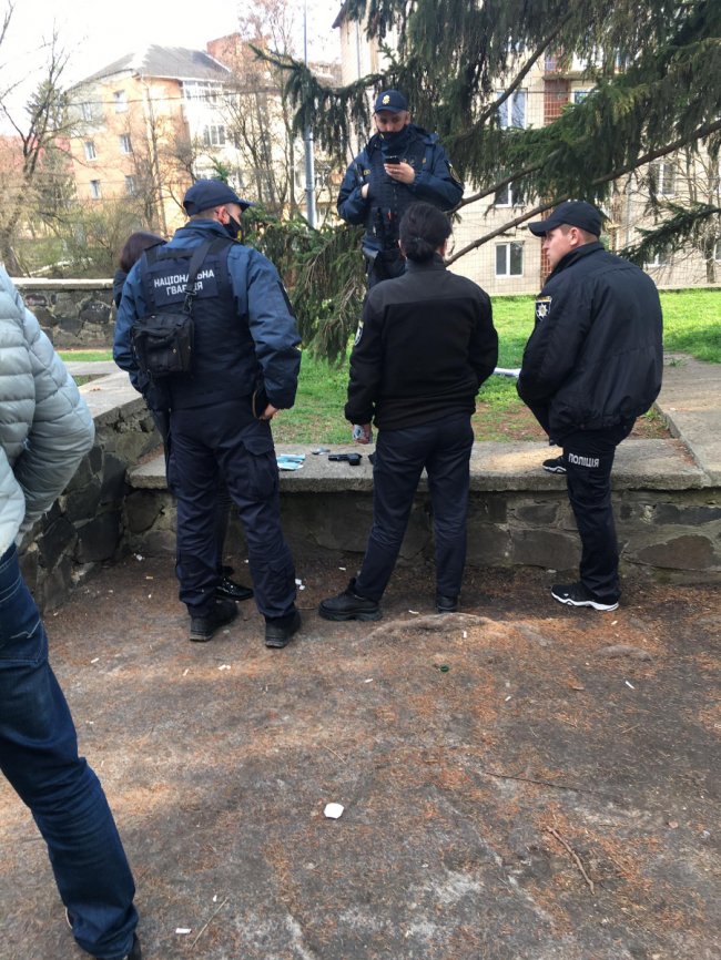 Біля меморіалу у Луцьку затримали чоловіка з пістолетом. ФОТО