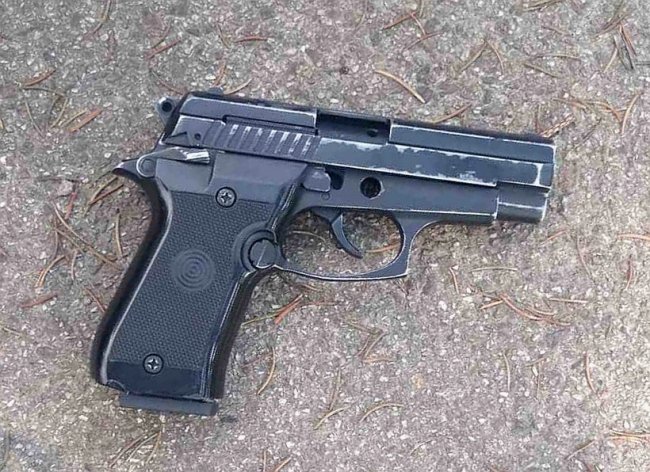 Біля меморіалу у Луцьку затримали чоловіка з пістолетом. ФОТО