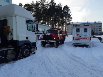 На Волині у заметі застрягла машина, що доправляла медичну апаратуру у відділення гемодіалізу 