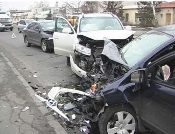 У автопригоді в Києві вщент розбилися чотири авто. ФОТО