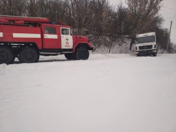 Вантажівки, авто пошти, маршрутки, шкільний автобус опинилися у сніговому полоні через негоду на Волині